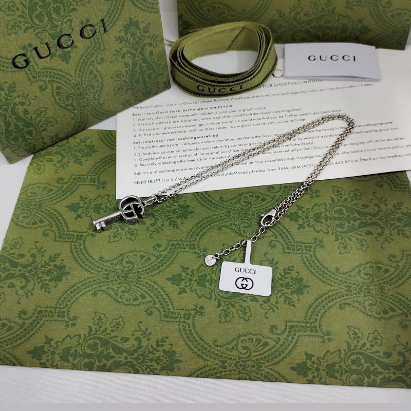 G*u*i necklaces